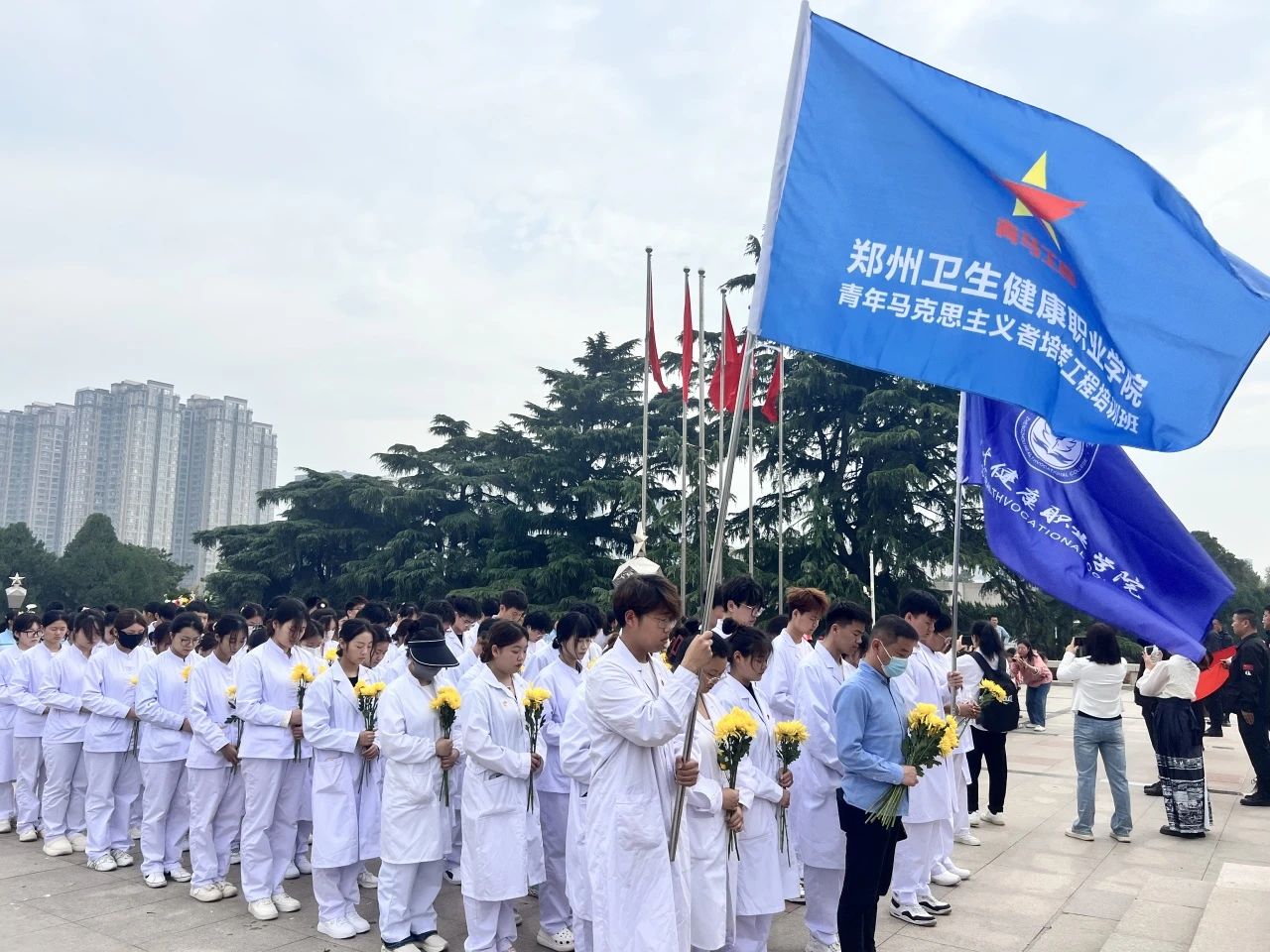 20240402缅怀英烈铸忠魂 传承红色树新风  我校青年开展清明祭扫活动 (1).jpg